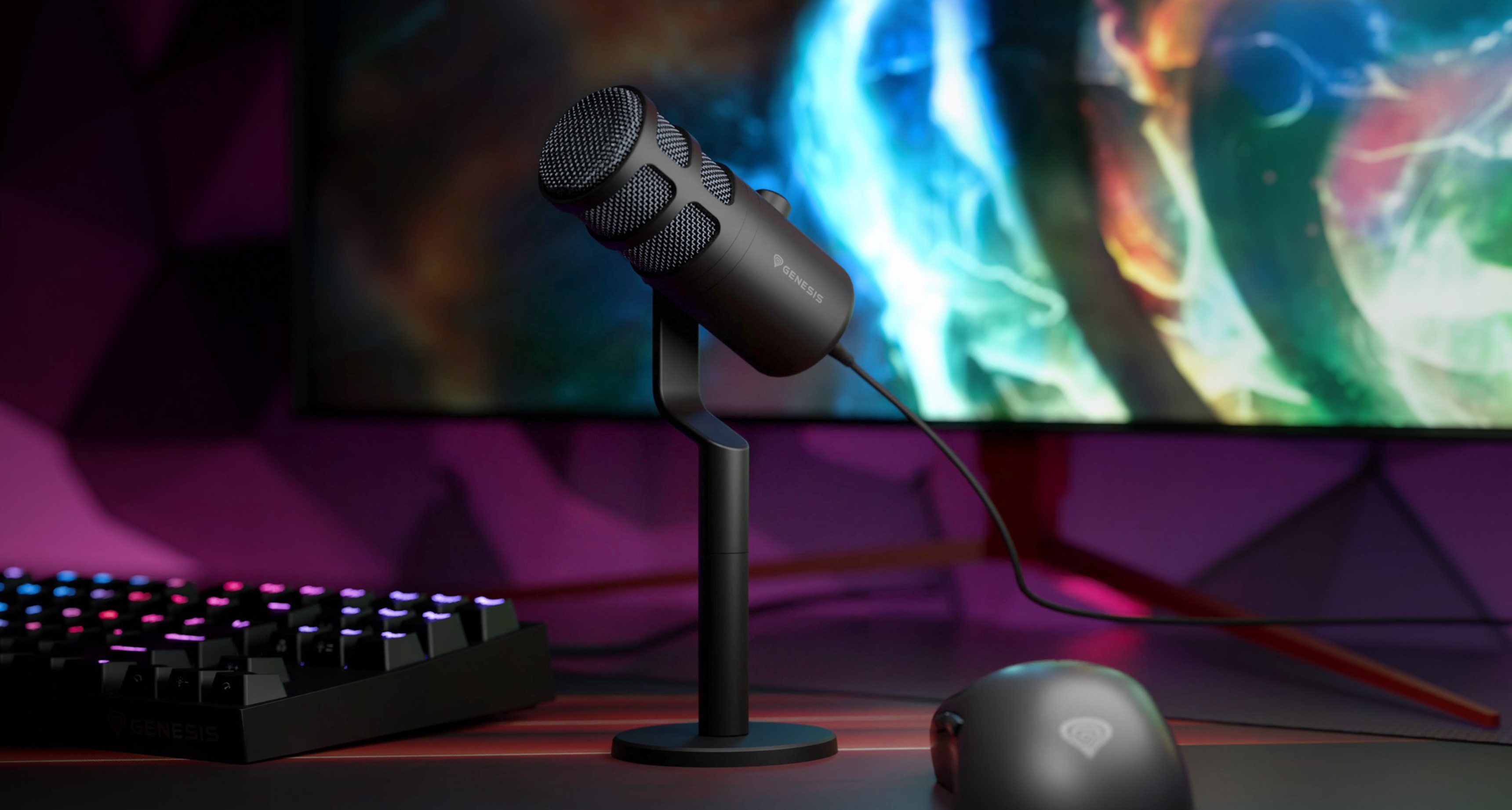 Microfon dinamic USB pe un suport, cu un fundal colorat și o tastatură și un mouse de gaming în apropiere