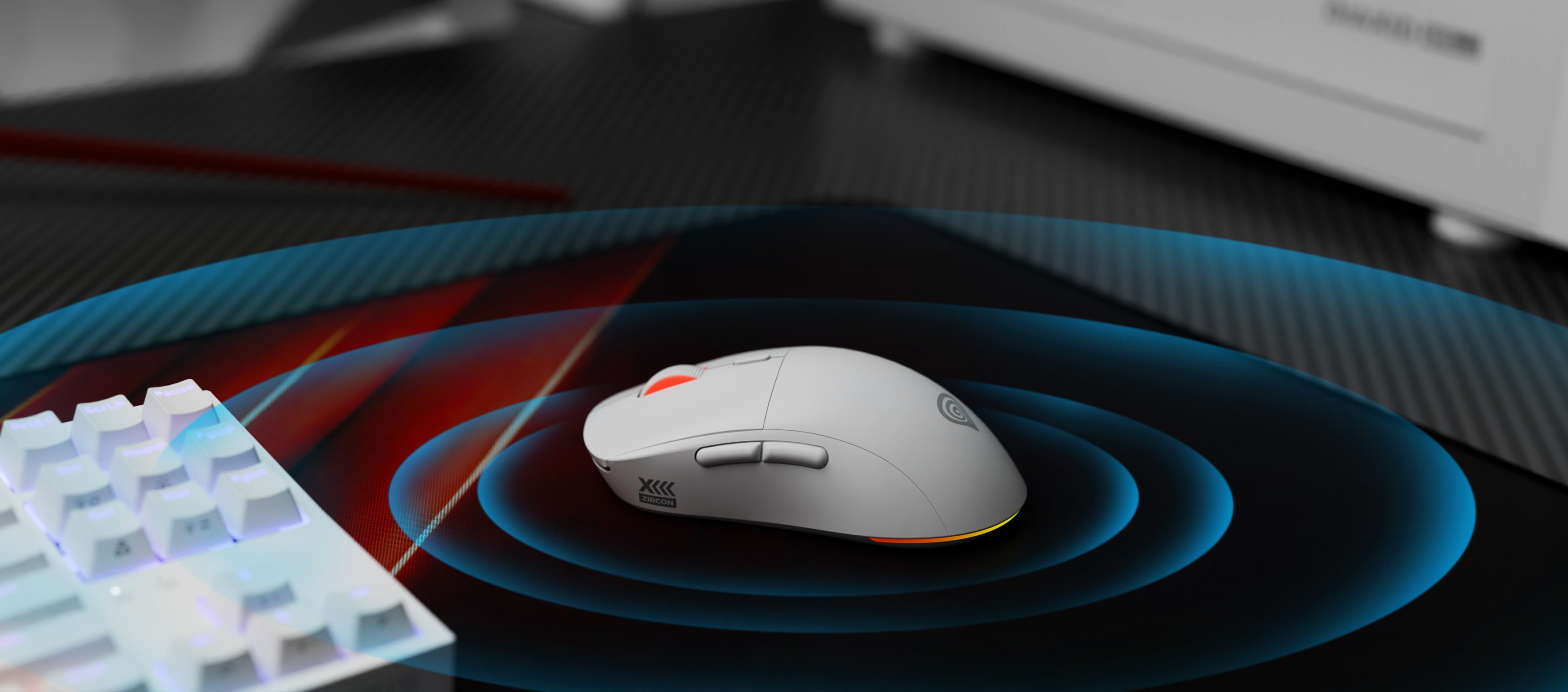 Mouse de gaming fără fir Genesis Zircon XIII cu funcții personalizabile și 26000 DPI, plasat pe un mouse pad de gaming