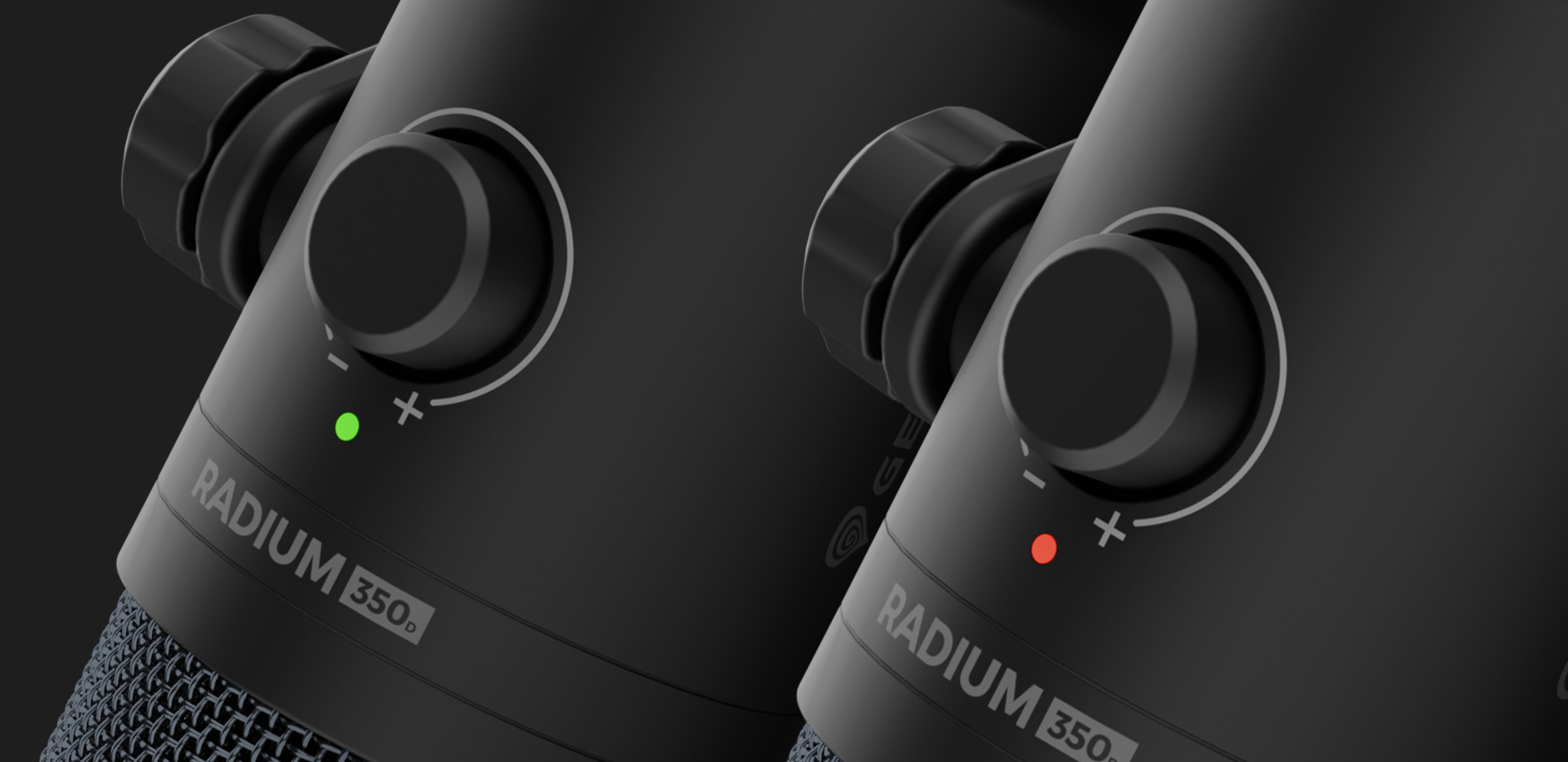 Apropiere a două microfoane dinamice Genesis Radium 350D USB cu butoane de control și lumini indicatoare